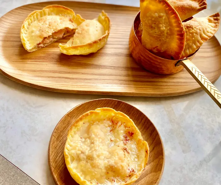 Empanaditas de pavo con queso azul en masa de hojaldre