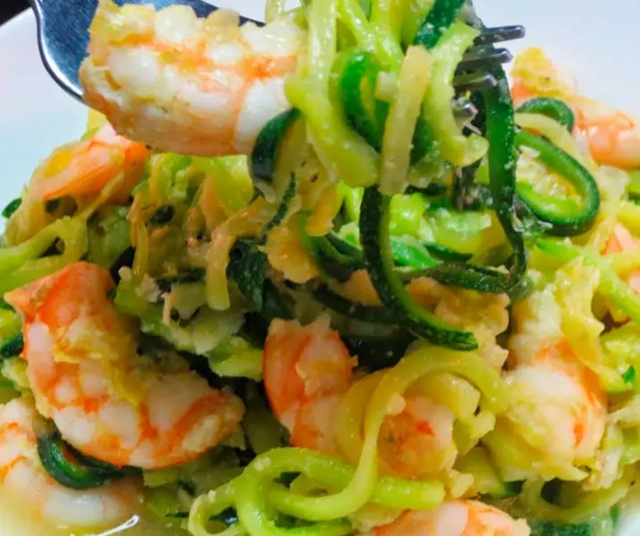 Tallarines de zapallo italiano con camarones y champiñones thermomix