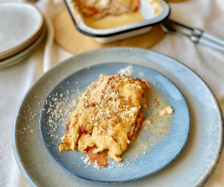 Lasaña de zapallo italiano, jamón de pavo acaramelado y queso gruyere