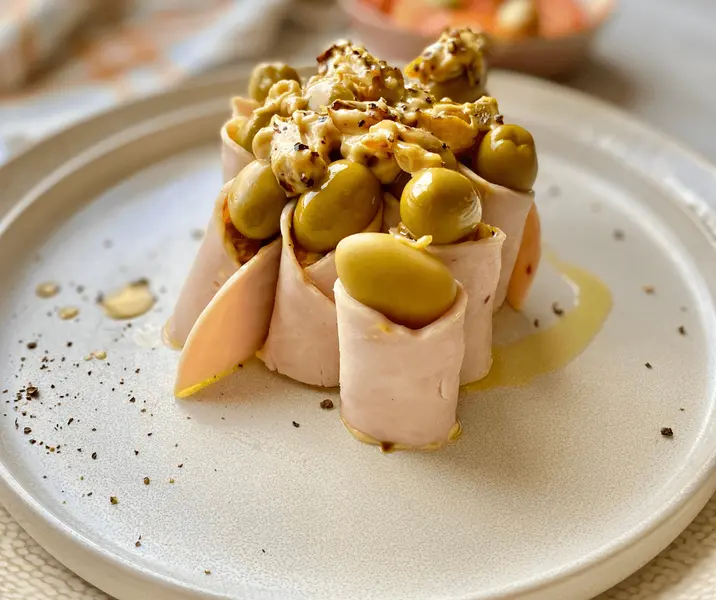 Canelones de jamón de pavo rellenos de pimentones confitados