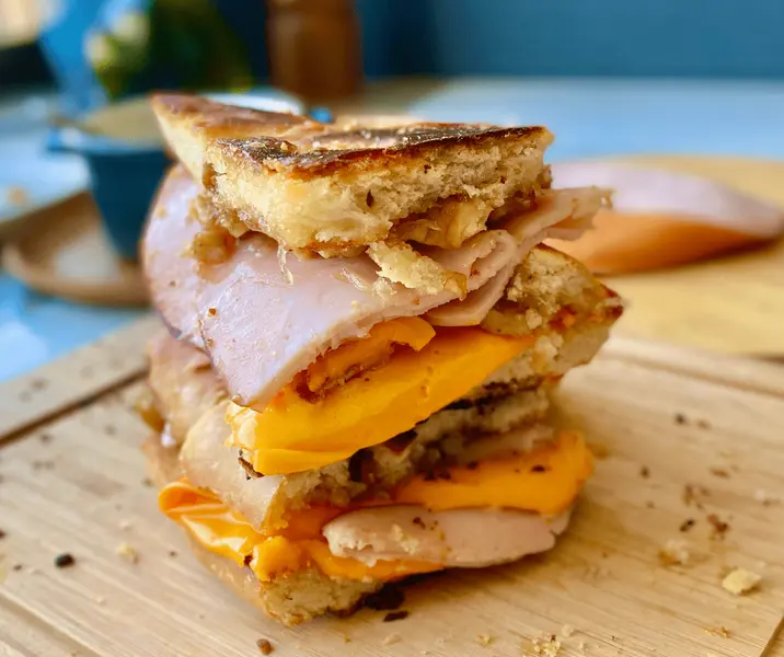 Sanguchito irresistible con jamón de pavo ahumado