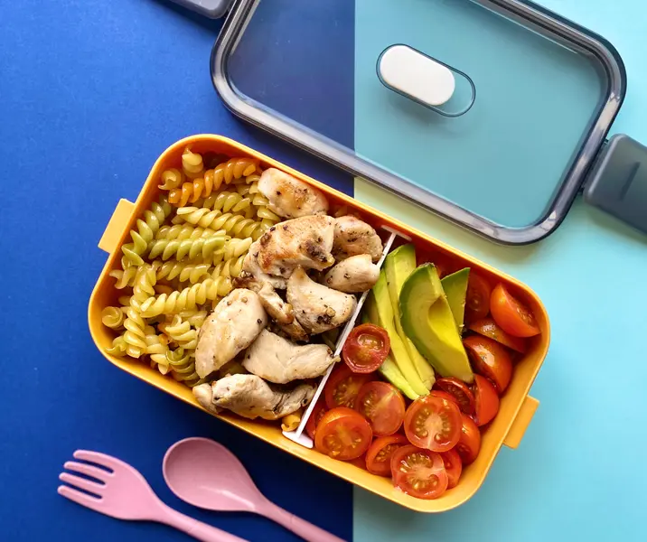 Ensalada de fideos con pollo, tomate, palta y albahaca