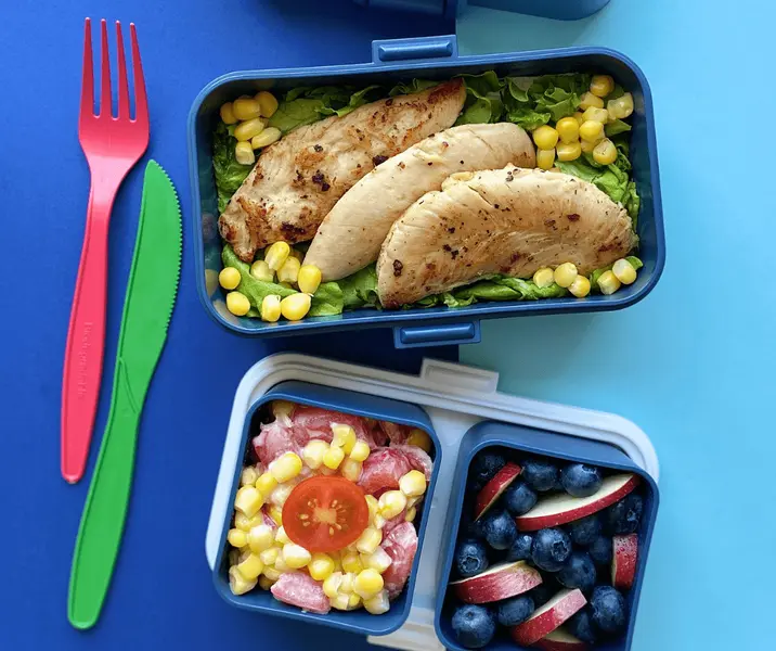 Filetitos de pollo con ensalada de choclo y tomate