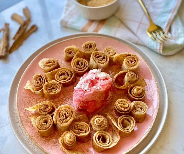 Panqueques de canela y helado de berries