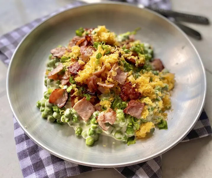 Ensalada de arvejas cremosas con jamón planchado acaramelado
