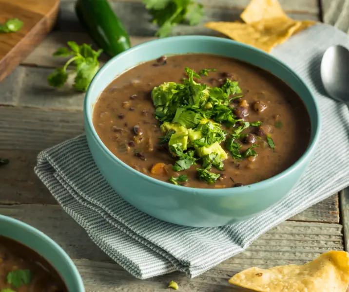 Chili de porotos negros vegano fácil
