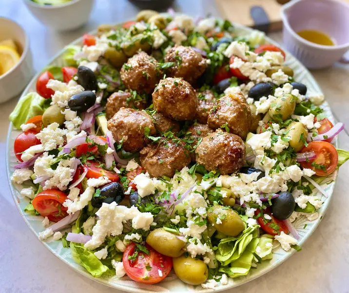 Ensalada griega con albóndigas de pavo al horno