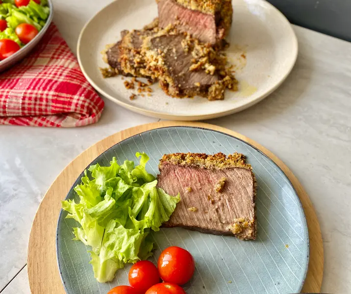 Lomo con costra de finas hierbas con mix de hojas verdes