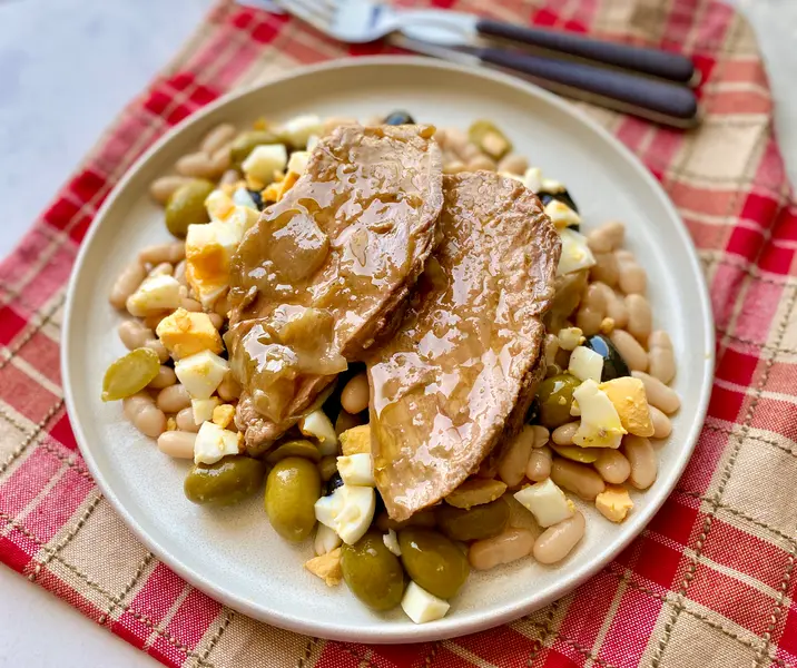 Cerdo a la cacerola con ensalada fresca de porotos, huevo y aceitunas