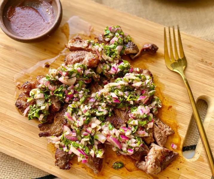 Entraña de cerdo con chimichurri casero