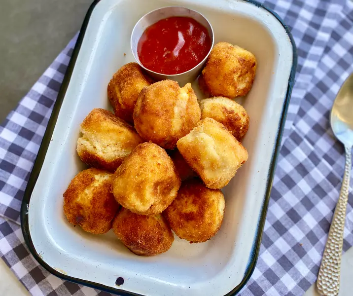 Pelotitas apanadas de chorizo con queso