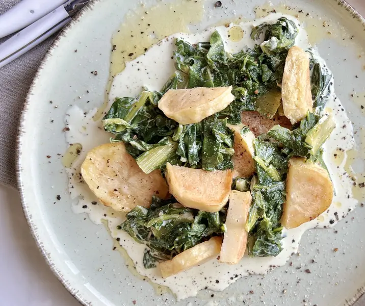 Acelgas a la crema con papas doradas vegano