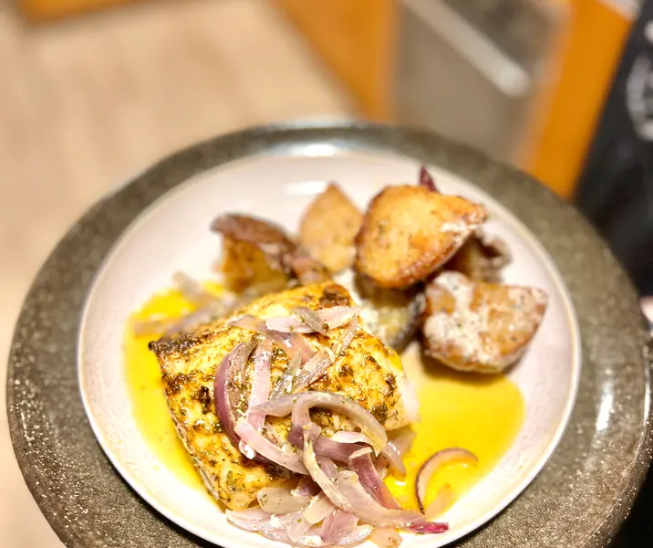 Merluza con papas doradas y crema ácida casera