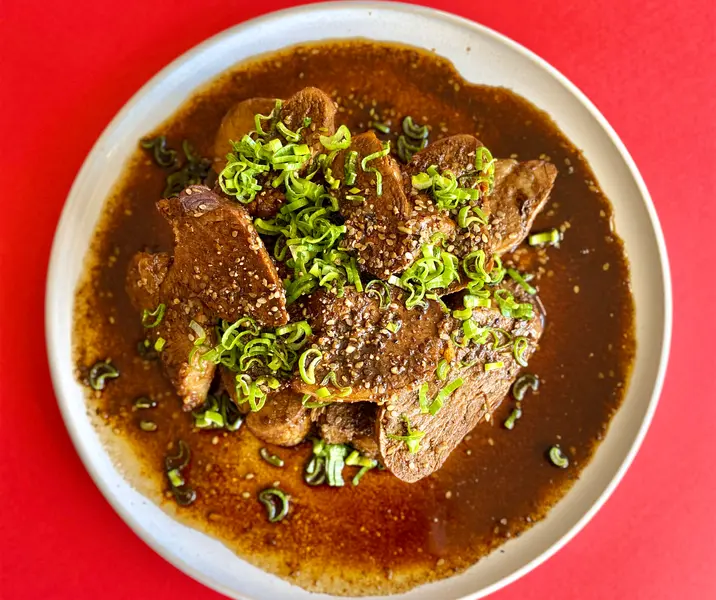 Filete de cerdo asado con salsas orientales