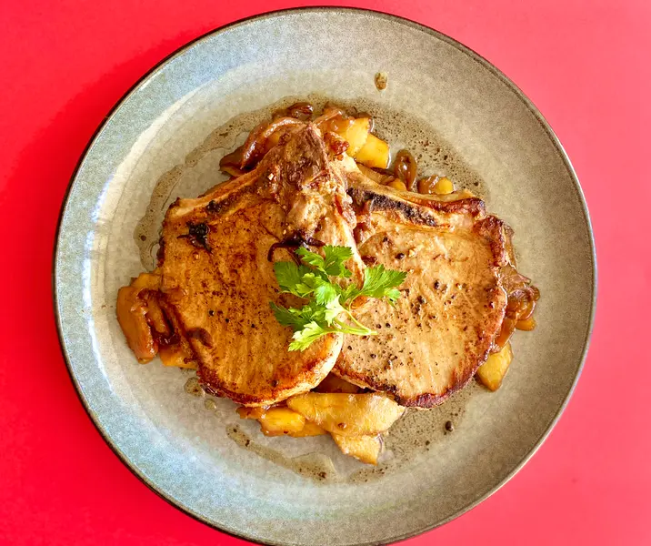 Chuletas de cerdo con manzanas confitadas