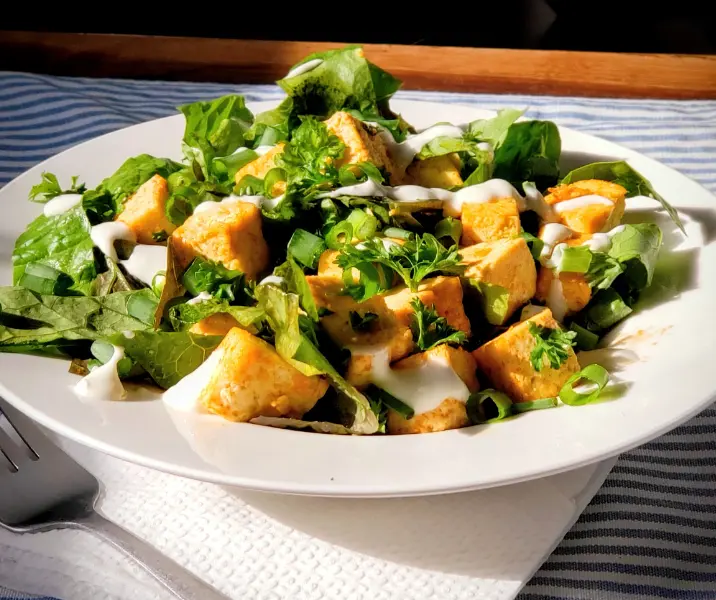 Ensalada verde con sésamo y tofu
