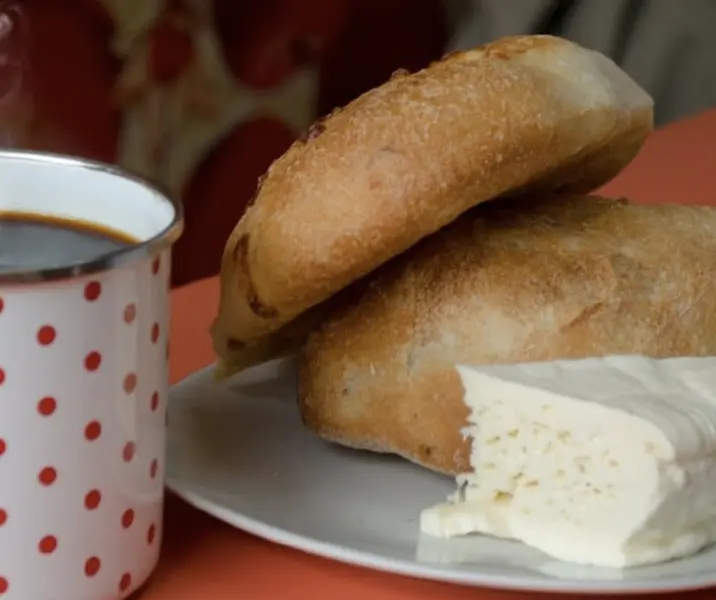 Marraqueta con queso fresco