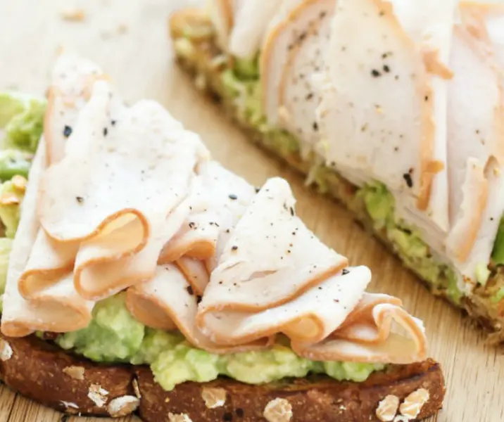 Pan integral con palta y jamón