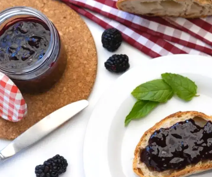 Pan integral con mermelada de mora