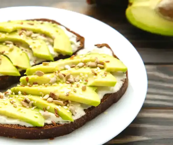 Pan integral con queso fresco y palta