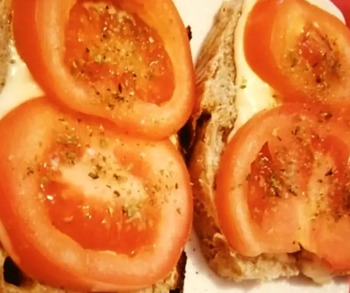 Marraqueta con tomate y queso fresco