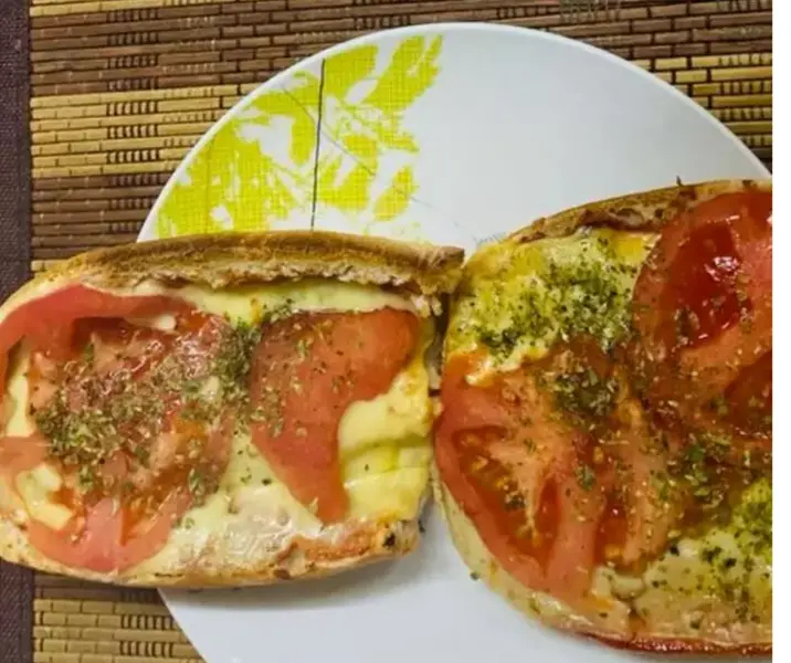 Marraqueta con queso, tomate y orégano