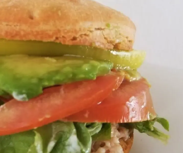 Marraqueta con palta, lechuga y tomate