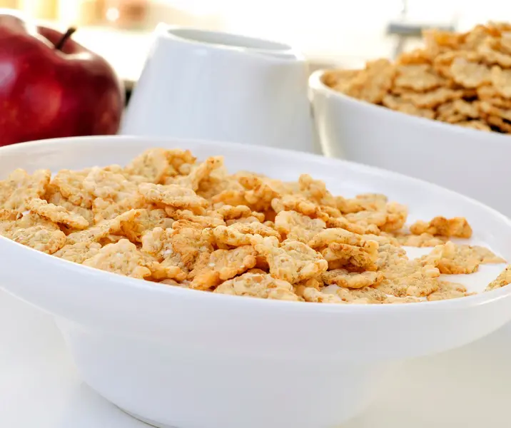 Cereales hojuelas con yogurt y manzana