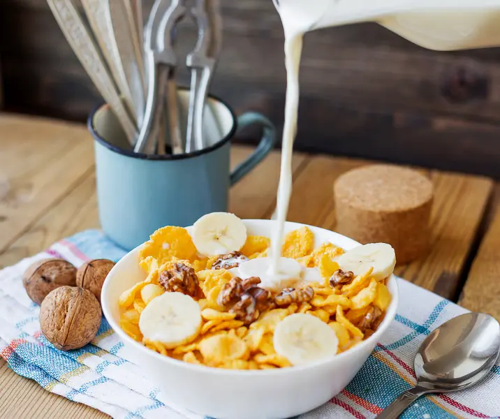 Cereales hojuelas con leche y plátano
