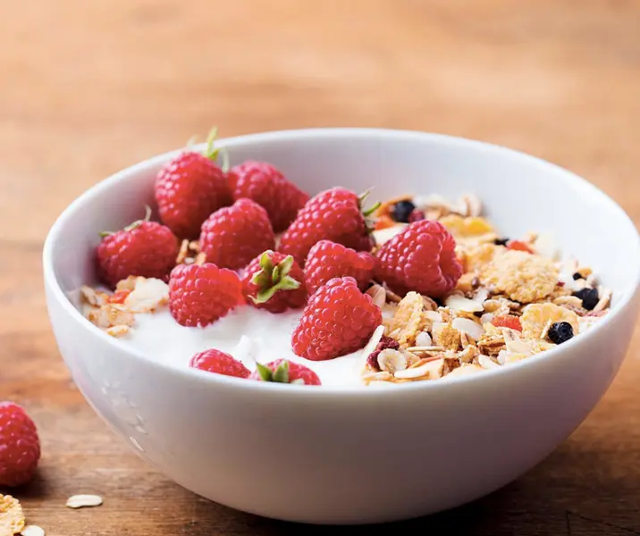 Cereales hojuelas con yogurt y frutillas