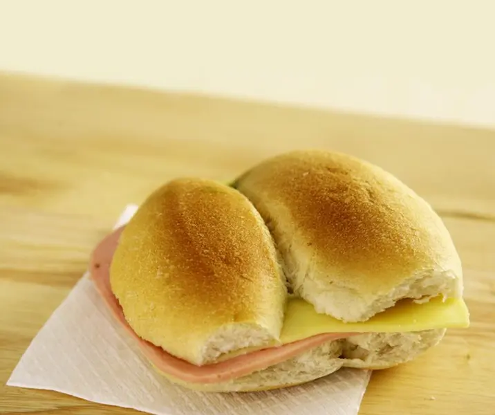 Marraqueta con jamón y queso