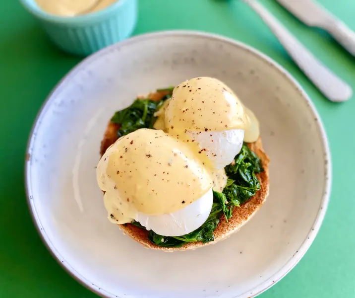 Huevos pochados con salsa yogurt benedictina sin lactosa