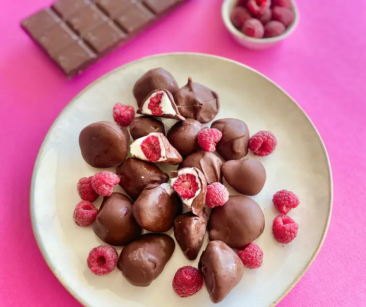 Bomboncitos de frambuesa con yogurt sin lactosa bañados en chocolate