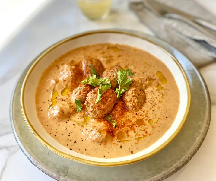 Crema de lentejas con tomate y albóndigas de pavo