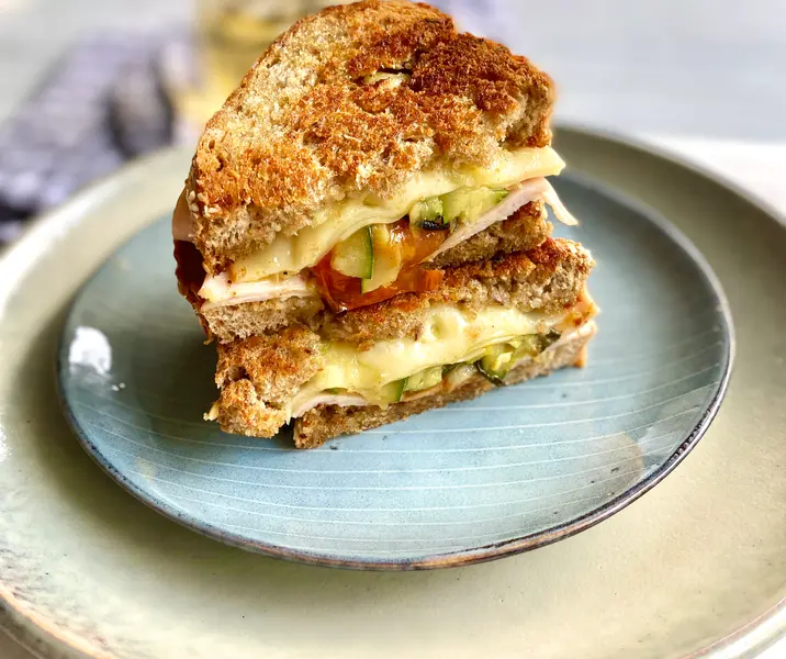 Panini de jamon de pavo y verduras asadas