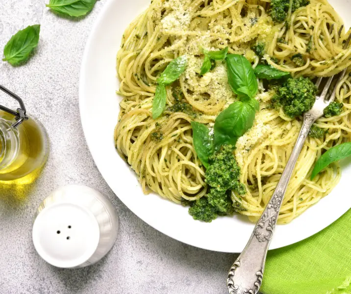 Tallarines con pesto de albahaca vegano