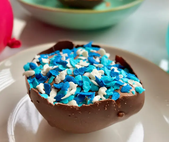 Huevito de pascua con merengue cremoso de chocolate