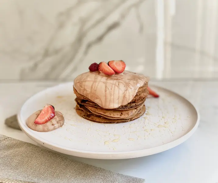 Hot cakes de vainilla con crema de chocolate avellana