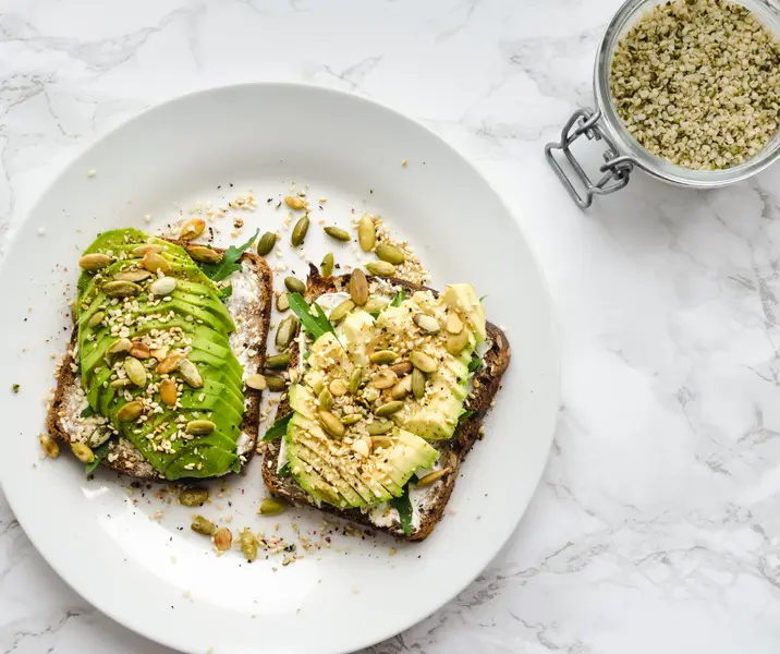 Pan integral con palta y queso