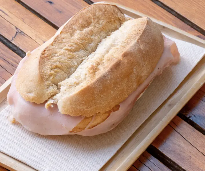 Marraqueta con queso fresco y jamón de pavo