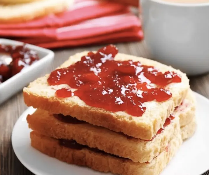 Pan integral con queso y mermelada