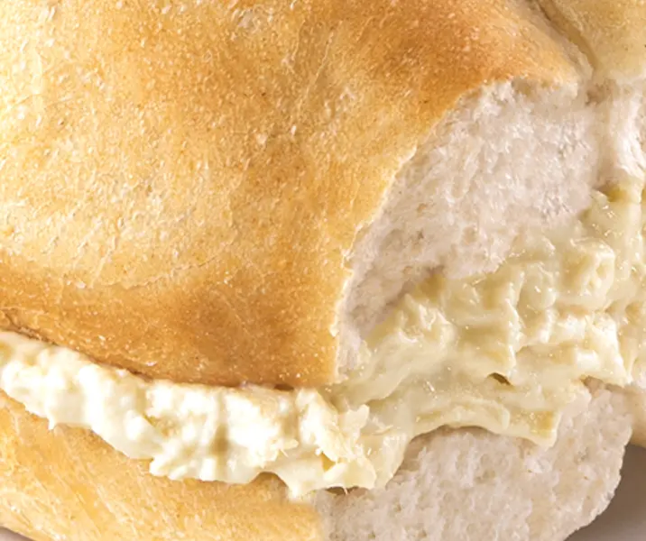 Marraqueta con pasta de ave