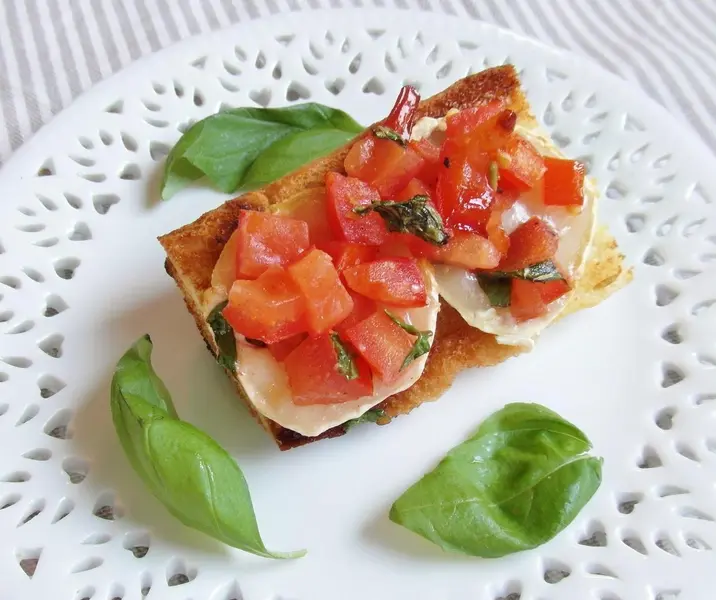 Marraqueta con tomate, queso fresco y albahaca