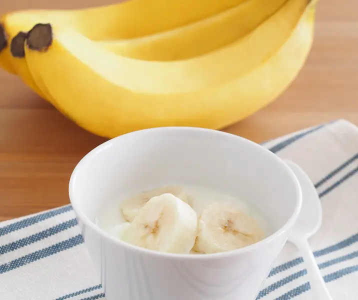 Cereales hojuelas con yogurt y plátano
