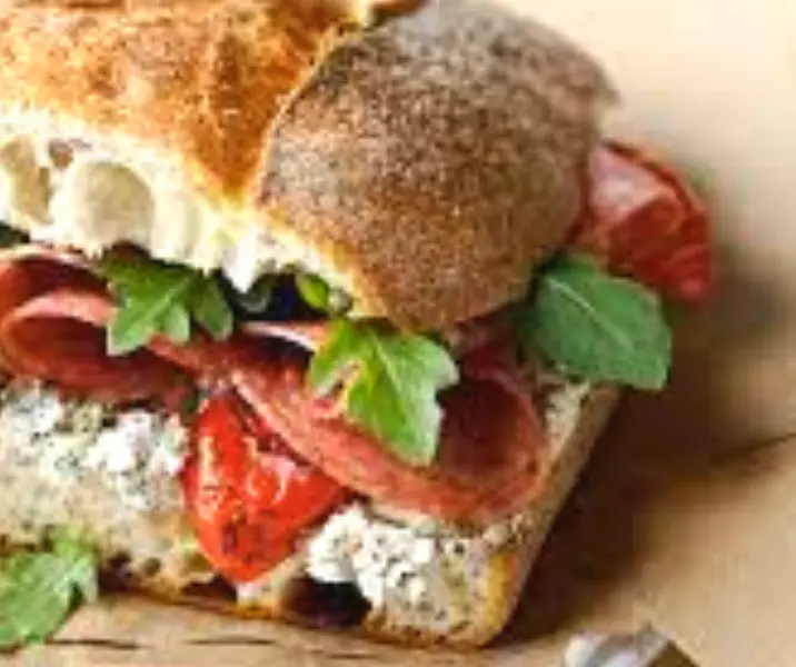 Marraqueta con jamón de pavo, tomate y lechuga