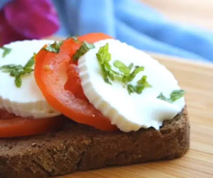 Pan integral con tomate, queso fresco y albahaca