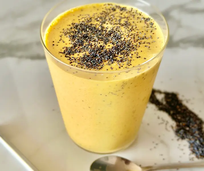 Smoothie de yogurt con mango y semillas de amapola