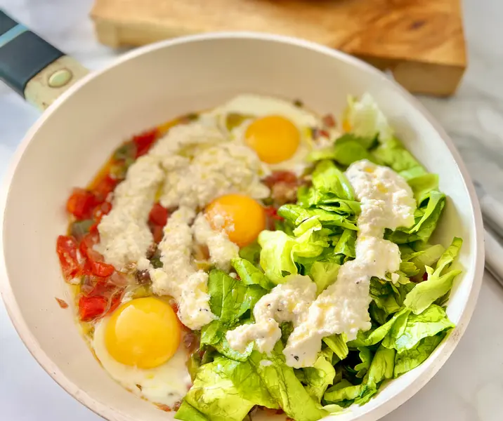 Huevos turcos con crema parmesana y ensalada verde