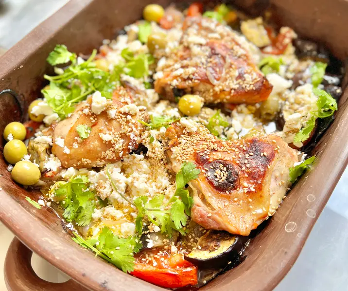 Bandeja griega horneada de trutros cortos marinados