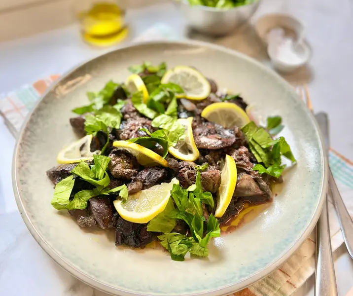 Panitas al ajo con limón y hojas de apio con puré de papas